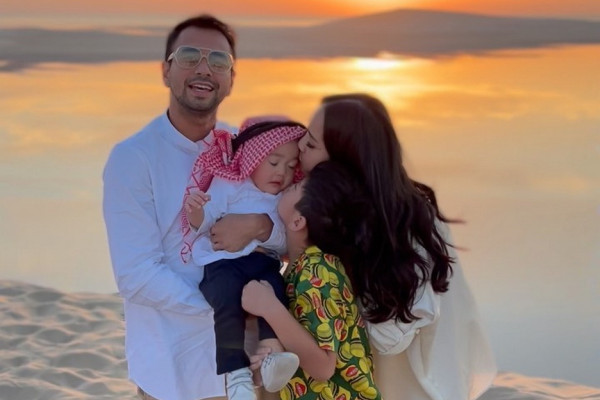 Raffi Ahmad Abadikan Momen di Padang Pasir, Penampilan Rayyanza Pakai Sorban Bikin Gemas