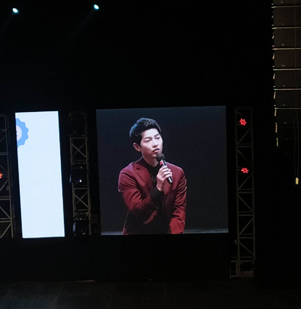 Heboh! Song Joong Ki Beri Pelukan ke Penggemar di Acara Red Carpet