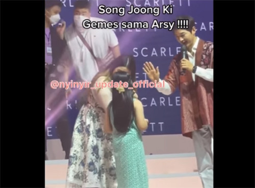 Song Joong Ki Dicueki Arsy Hermansyah saat Ajak Tos, Netizen: Ya Ampun Dikacangin