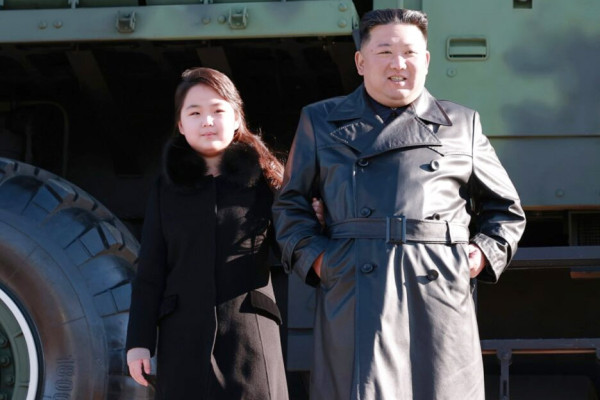 Kim Jong-un Kembali Tunjukkan Putrinya kepada Dunia, Ini Wajahnya