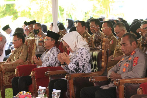 Bupati Winarti Hadiri Peringatan Hari Guru Nasional dan HUT PGRI Ke-77 Tahun 2022