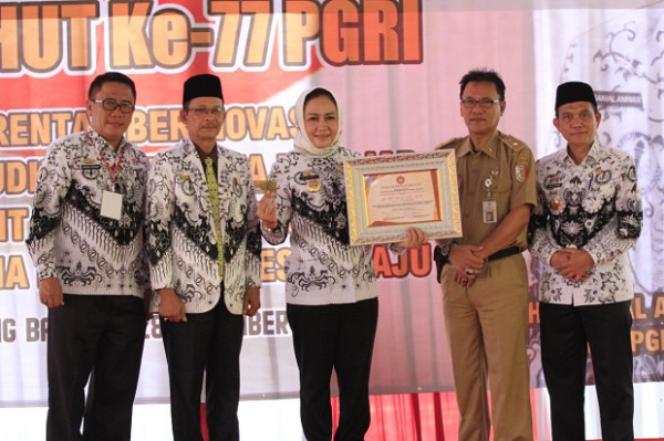 Bupati Winarti Hadiri Peringatan Hari Guru Nasional dan HUT PGRI Ke-77 Tahun 2022