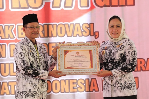 Bupati Winarti Hadiri Peringatan Hari Guru Nasional dan HUT PGRI Ke-77 Tahun 2022