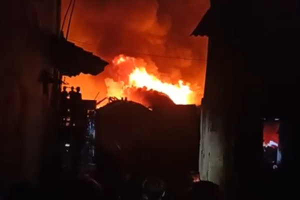 Pasar Kesamben Blitar Terbakar Hebat, Ratusan Lapak Pedagang Ludes