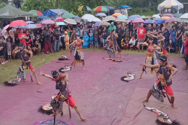 Keseruan Pentas Kuda Lumping di Kaki Gunung Ungaran, Tak Beringsut Meski Diguyur Hujan Deras