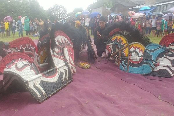Keseruan Pentas Kuda Lumping di Kaki Gunung Ungaran, Tak Beringsut Meski Diguyur Hujan Deras
