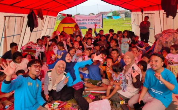Potret Antusias dan Kegembiraan Anak-Anak di Posko Pengungsian Cianjur bersama Relawan PLN