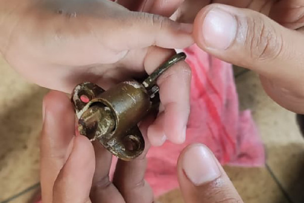 Jari Telunjuk Bocah di Bogor Terjepit Kunci Slot, Keluarga Panggil Petugas Damkar