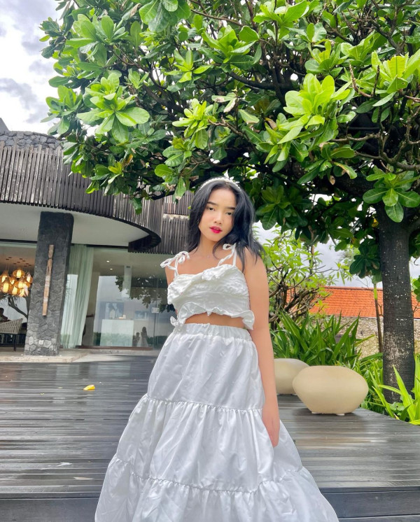 Deretan Foto Fuji saat Liburan di Bali, Penuh Pesona dengan Outfit Serba Putih