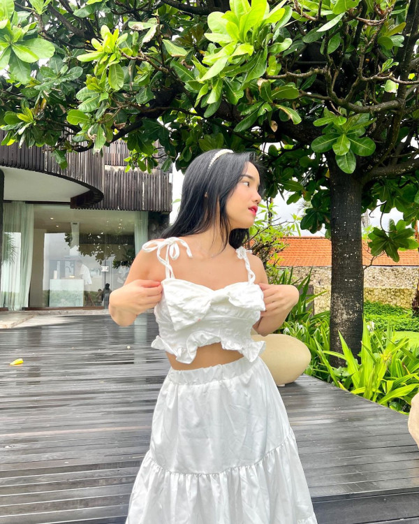 Deretan Foto Fuji saat Liburan di Bali, Penuh Pesona dengan Outfit Serba Putih