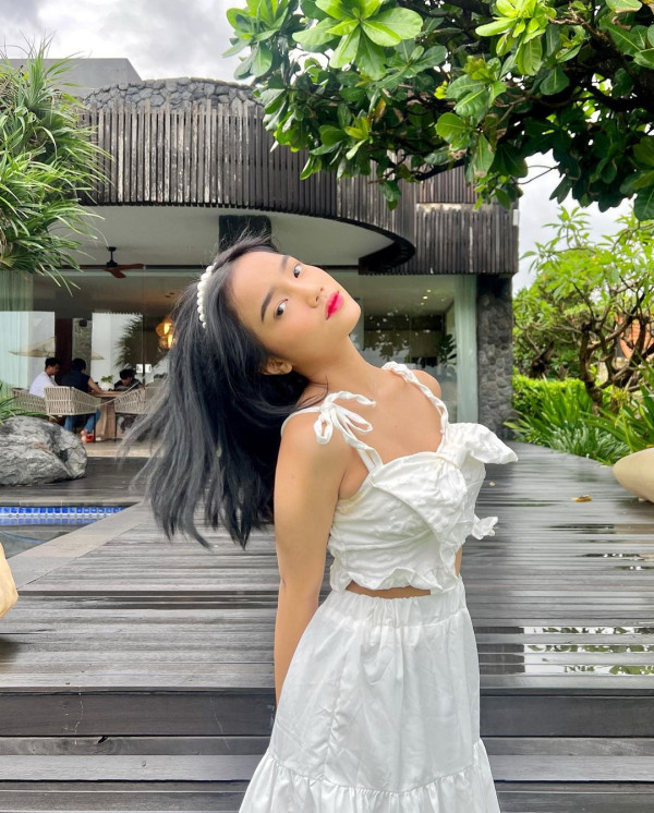 Deretan Foto Fuji saat Liburan di Bali, Penuh Pesona dengan Outfit Serba Putih