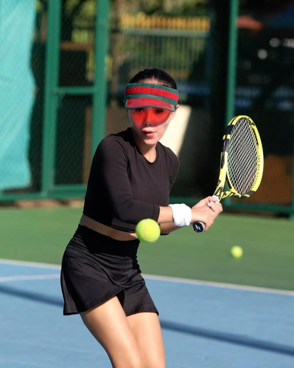 5 Potret Yuni Shara Main Tenis, Tubuh Langsing Jadi Sorotan