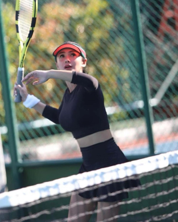 5 Potret Yuni Shara Main Tenis, Tubuh Langsing Jadi Sorotan