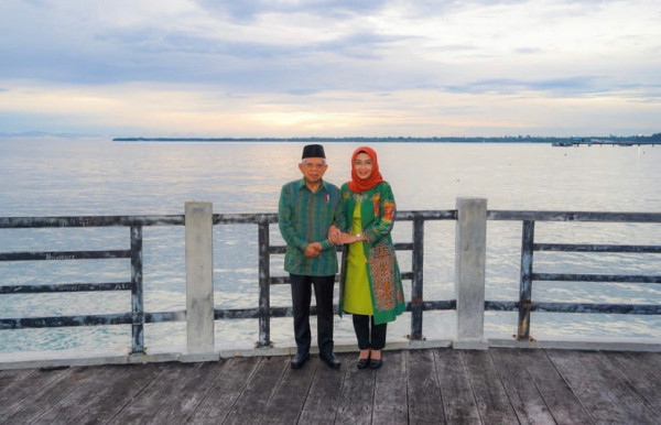 Wapres Bagikan Momen Menikmati Senja di Pantai Jokowi Iriana Kaimana