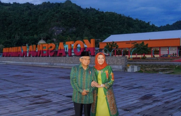 Wapres Bagikan Momen Menikmati Senja di Pantai Jokowi Iriana Kaimana