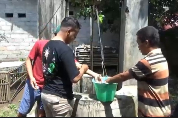 Ajaib! Sumur Warga Salatiga Keluarkan Air Panas