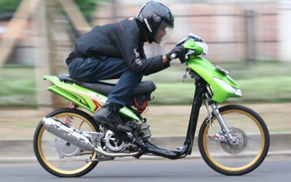 Polisi Malaysia akan Menyita Motor yang Menggunakan Ban Cacing