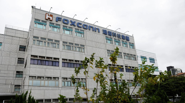 Pabrik iPhone Foxconn Borong Tanah 1 Juta Meter Persegi di Arab untuk Bikin Mobil Listrik