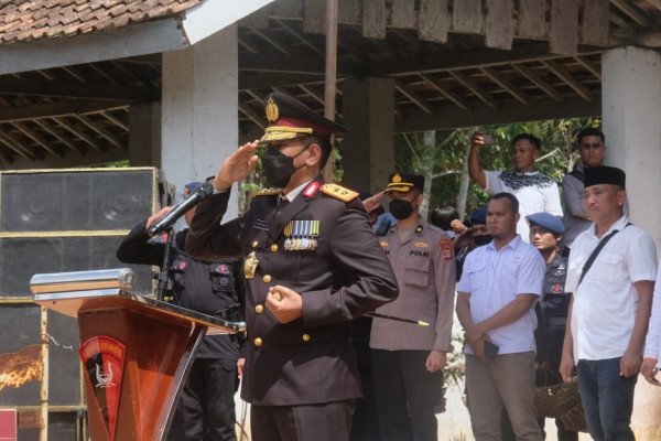 Air Mata Jenderal Bintang 2 Menitik di Pemakaman Brimob Anggota Satgas Damai Cartenz Papua
