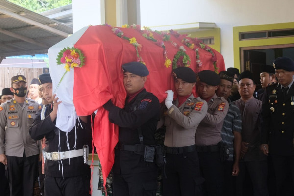 Air Mata Jenderal Bintang 2 Menitik di Pemakaman Brimob Anggota Satgas Damai Cartenz Papua
