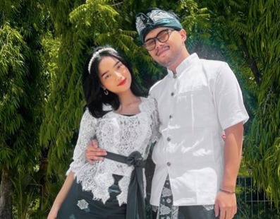 5 Potret Fuji dan Thariq Halilintar Kompak Pakai Baju Adat Bali, Disebut Couple Goals
