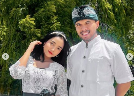 5 Potret Fuji dan Thariq Halilintar Kompak Pakai Baju Adat Bali, Disebut Couple Goals