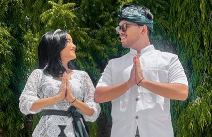 5 Potret Fuji dan Thariq Halilintar Kompak Pakai Baju Adat Bali, Disebut Couple Goals