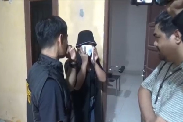 Hanya Kenakan Daster, Wanita Vokalis Band Digerebek saat Mesum di Kamar Kos