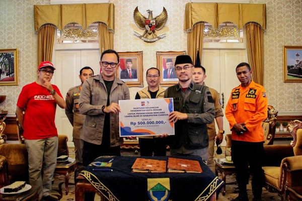 Salurkan Bantuan Rp500 Juta, Bima Arya Ajak Korban Gempa Cianjur Berobat ke Bogor
