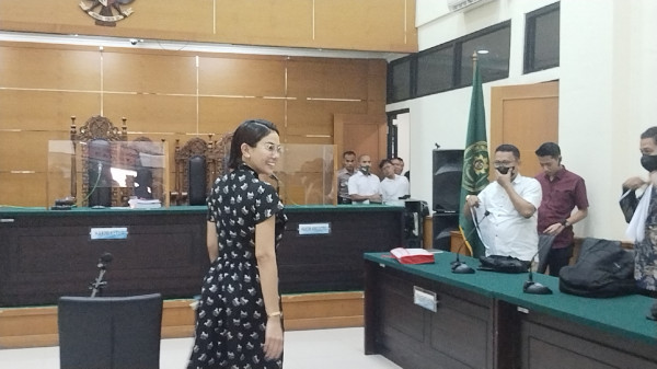 Jalani Sidang Putusan Sela, Nikita Mirzani Tampil Stylish dengan Dress Hitam dan Kacamata