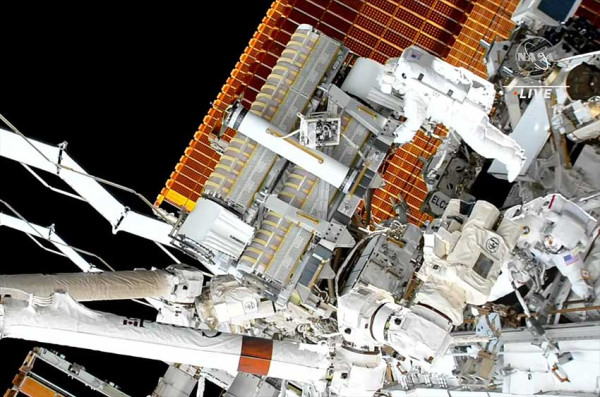 7 Jam Bertugas di Luar ISS, 2 Astronot NASA Pulihkan Panel Surya yang Korsleting