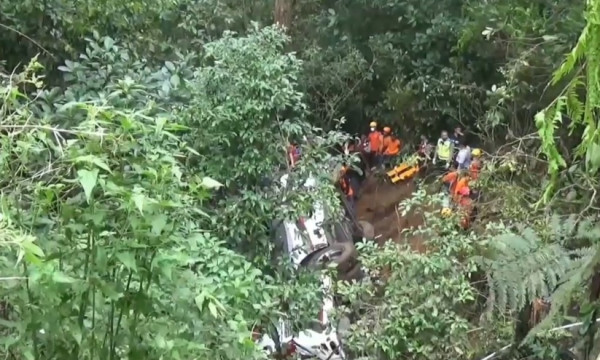 Kesaksian Penumpang Selamat, Bus Tiba-tiba Oleng dan Tabrak Mobil lalu Masuk Jurang