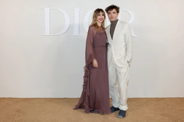 4 Tahun Pacaran, Robert Pattinson dan Suki Waterhouse Debut di Red Carpet