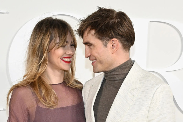 4 Tahun Pacaran, Robert Pattinson dan Suki Waterhouse Debut di Red Carpet