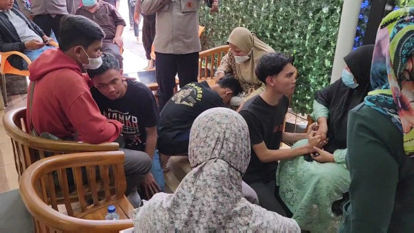 20 Remaja Pelaku Tawuran Dipulangkan Polisi Usai Berlutut di Hadapan Orang Tua