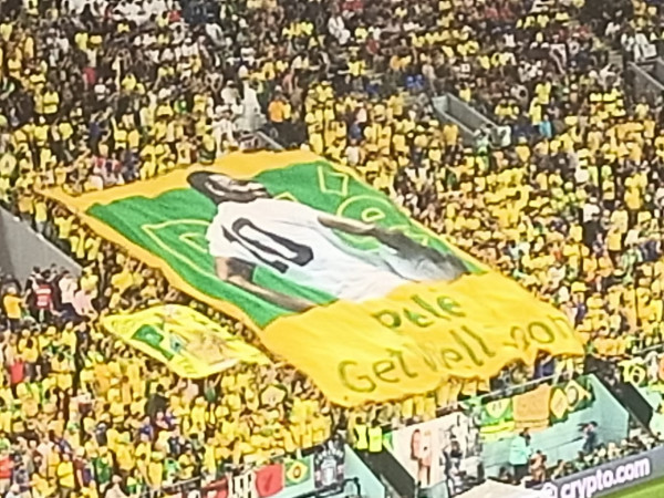 Spanduk Pele Dibentangkan Suporter Selecao di Laga Brasil vs Korea Selatan