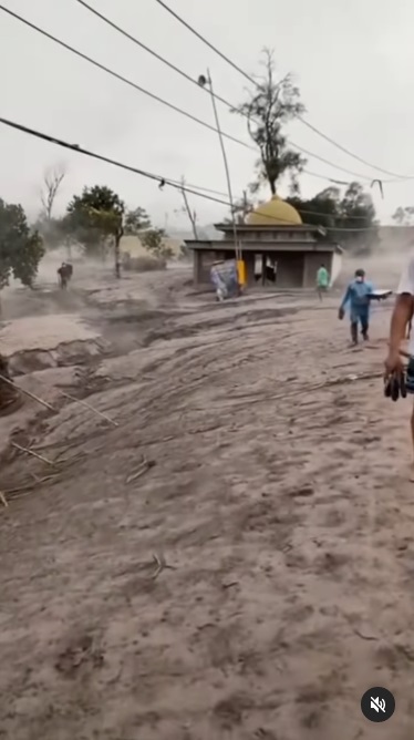Viral! Masjid di Lumajang Tetap Berdiri Kokoh usai Diterjang Erupsi Gunung Semeru