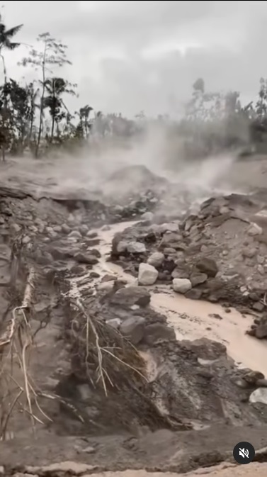 Viral! Masjid di Lumajang Tetap Berdiri Kokoh usai Diterjang Erupsi Gunung Semeru