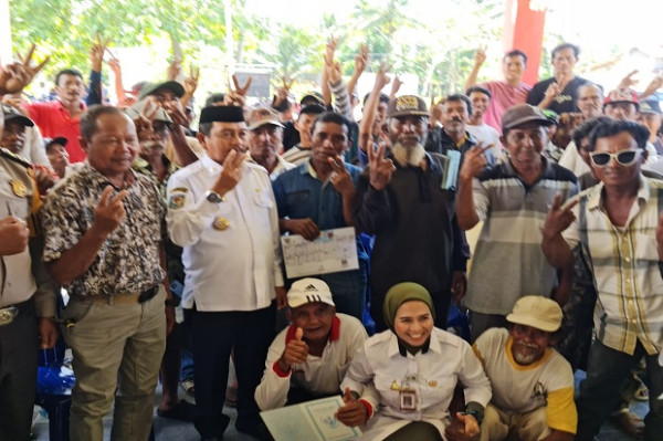 Lagi Bupati Pasangkayu Bagi Gratis BBM Untuk Nelayan Sarudu dan Dapurang