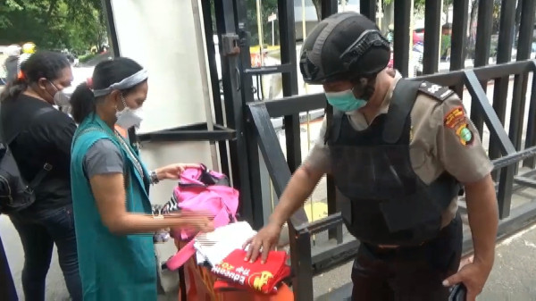 Bom Bunuh Diri di Bandung, Polisi Bersenjata Laras Panjang Siaga di Polres Jakut
