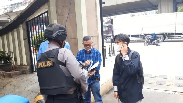 Bom Bunuh Diri di Bandung, Polisi Bersenjata Laras Panjang Siaga di Polres Jakut