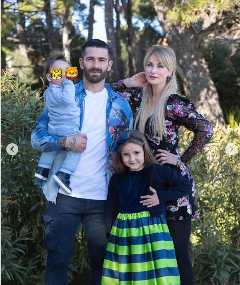 6 Potret Iris Rajcic, Model Cantik Istri Marko Livaja