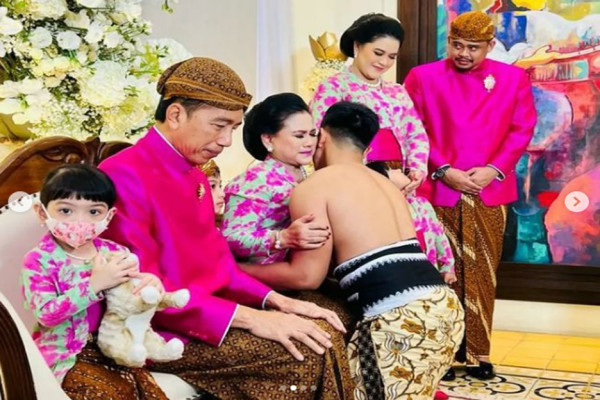 Jokowi Bagikan Foto Siraman dan Sungkeman Kaesang: Mohon Doa Restu