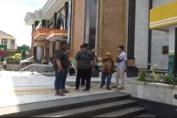 Jamaah Salat Jumat di Jombang Heboh, Belasan Sandal dan Sepatu Hilang Bersamaan