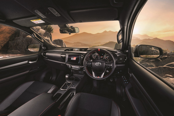 Toyota New Hilux GR Sport Dibanderol Rp 731 Juta, Ini Bedanya dengan Hilux Biasa