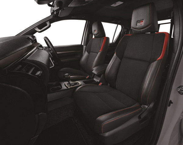 Toyota New Hilux GR Sport Dibanderol Rp 731 Juta, Ini Bedanya dengan Hilux Biasa