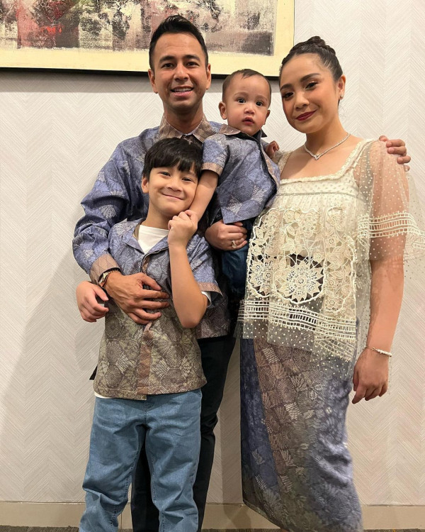 Hadiri Pernikahan Kaesang-Erina, Begini Gaya OOTD Raffi Ahmad Bersama Keluarga