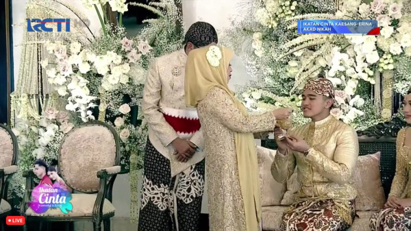 Kaesang Disuapi Kelapa Muda oleh Ibunda Erina, Ekspresinya Jadi Sorotan