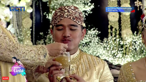 Kaesang Disuapi Kelapa Muda oleh Ibunda Erina, Ekspresinya Jadi Sorotan