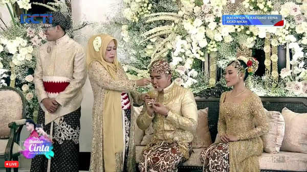 Kaesang Disuapi Kelapa Muda oleh Ibunda Erina, Ekspresinya Jadi Sorotan